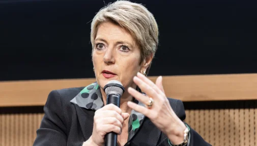 Karin Keller-Sutter au Forum Horizon: «Nous n’avons pas ordonné à UBS de racheter Credit Suisse»Par Sébastien Ruche